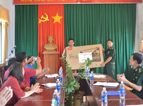 Đoàn công tác Bộ chỉ huy BĐBP tỉnh Gia Lai tặng quà cho xã biên giới Ia O